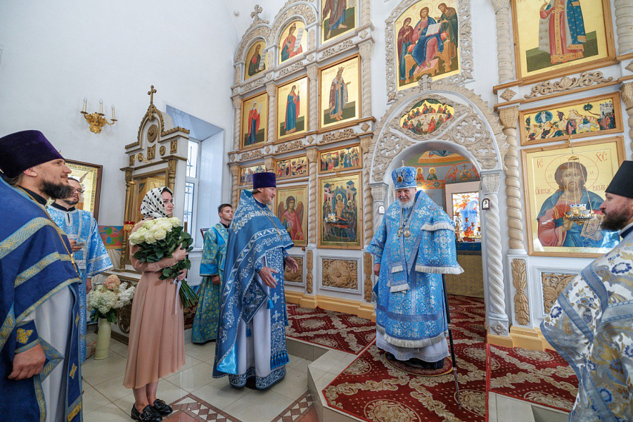 Архиерейское богослужение в Успенском храме деревни Войнова Гора